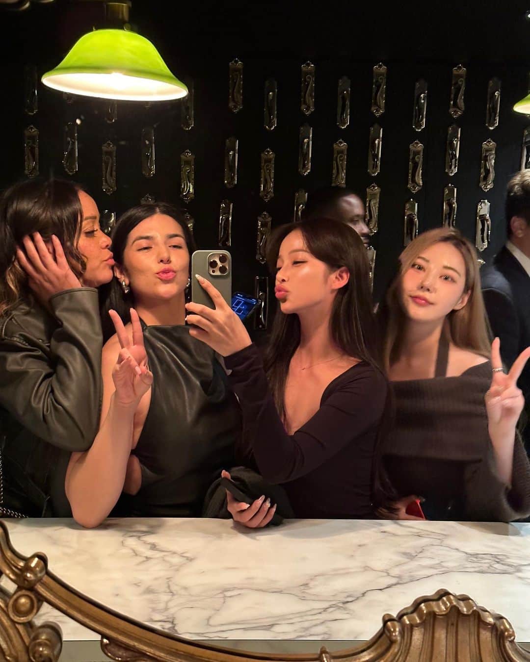 カン・ギョンミンさんのインスタグラム写真 - (カン・ギョンミンInstagram)「💫 1-2 LA 클럽 처음. 뉴진스 노래 나와서 꺆 3-4 핫요가 첫 경험. 해본 운동 중 제일 힘들어 5 라이즈랑 사진 찍은 아줌마; 6 강아지 긔여워  7 오징어게임 사방에 붙어 있구 8-9 옷 예뻤는데  10 날씨 최고 선셋 최고 LA」12月14日 23時29分 - kkmmmkk
