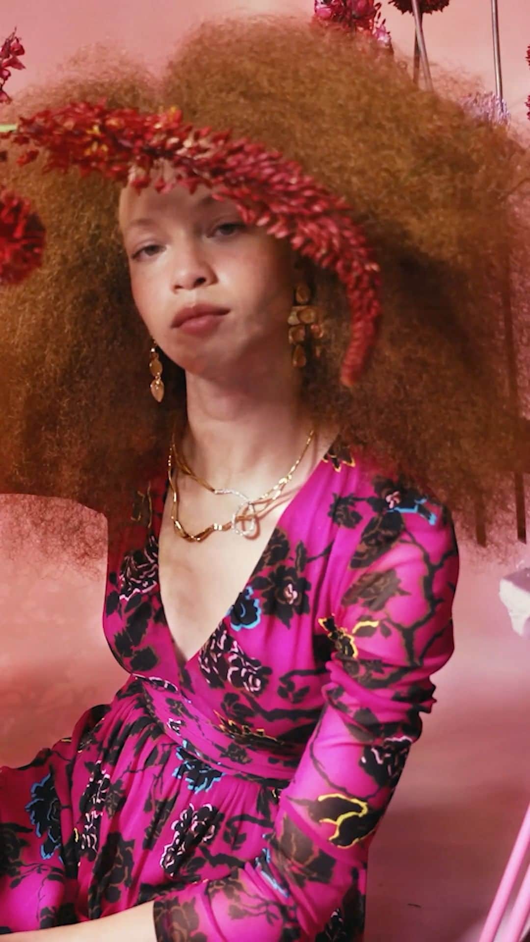 ダイアン フォン ファステンバーグのインスタグラム：「Winter's new floral prints have officially bloomed 🌺 #DVF」