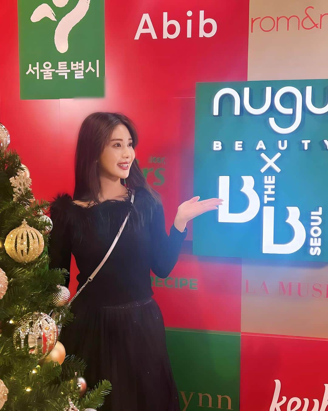 一木美里のインスタグラム：「♥️𝐧𝐮𝐠𝐮 𝐛𝐞𝐚𝐮𝐭𝐲x𝐁𝐭𝐡𝐞𝐁 𝐒𝐄𝐎𝐔𝐋🇰🇷 SEOUL Beauty POPUP  プレスデーにご来場くださった皆様ありがとうございます♡ 人気ブランドから、新進気鋭のビューティブランドまで10つの魅力的なK Beautyブランド❤︎ 訪問していただくお客様には実際に購入もしていただけます🎁事前予約はいっぱいになってしまいましたが、ウォークインでも入れるので是非遊びにいらしてくださいね🫶🏻✨  各ブランド、ソウルから担当の皆様がいらしています🇰🇷直接アイテムやBeauty tipsについても教えてくださるのがとっても楽しい🥰😍  📅12/15(金)〜17(日) 📍表参道ミュージアム 表参道交差点の角のビルです(Cosmekitchen横) 短い階段をのぼって、手前のエレベーターには乗らず 奥の階段をのぼって2階にいらしてくださいね:)  @romand_jp @dalba_japan @abib.japan @klairs.jp @flynn.japan @keybo_jp @lamuse.japan @blancdiva_japan @skin1004_japan @lalarecipe.jp @nugu__official @nugu_beauty @btheb_official」