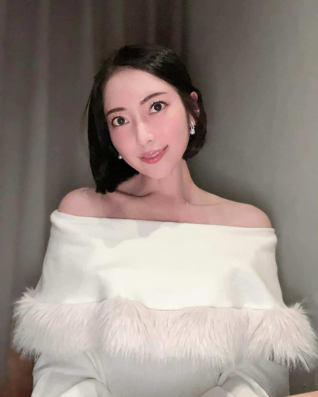 三田羽衣のインスタグラム：「dinner🍷 たまにはこんな可愛らしいドレスもいいですね🤍🩶🤍」