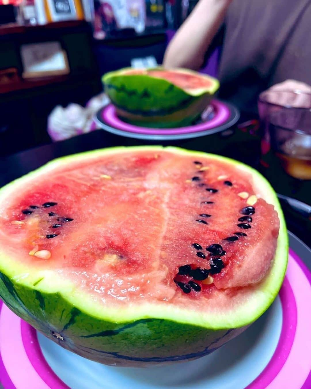 伊織涼子さんのインスタグラム写真 - (伊織涼子Instagram)「そして #スイカ🍉  贅沢食い⸝⸝- ̫ -⸝⸝  かおちゃんと  T様ありがとう」12月14日 23時41分 - ryouko178