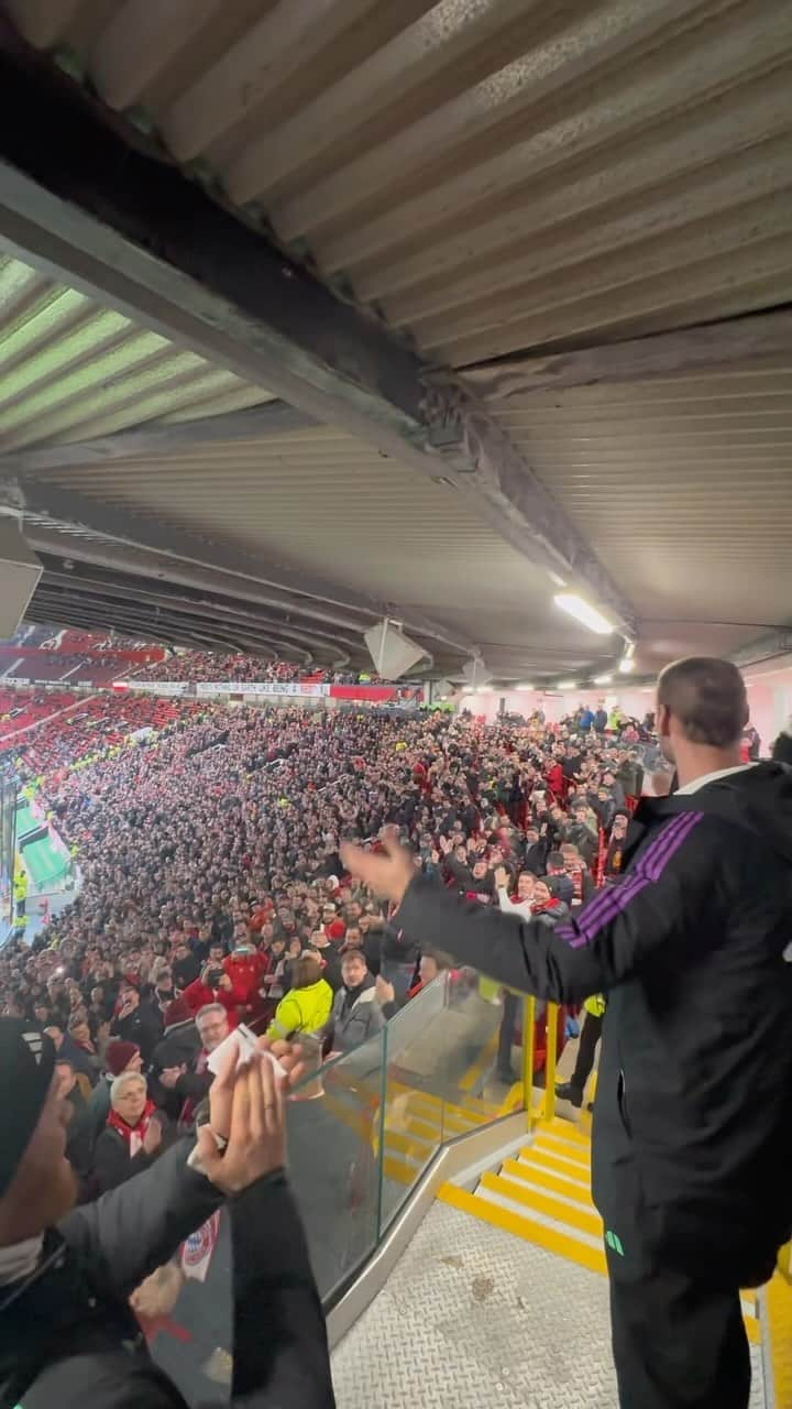 バイエルン・ミュンヘンのインスタグラム：「FC Bayern fans celebrating former Keeper „Starke die Krake“ at Old Trafford 🔊🔊 @tom_starke1803   #FCBayern #MiaSanMia #MUFC」