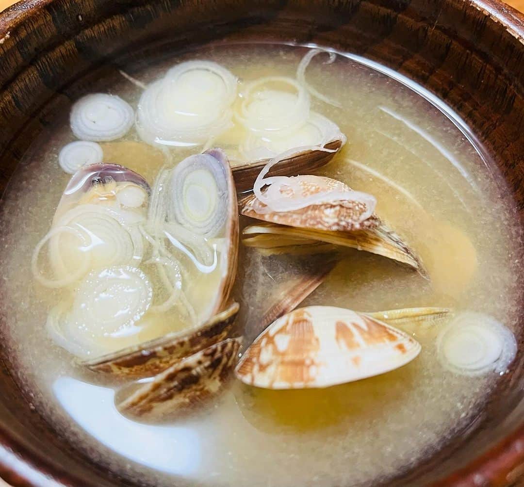 辻本耕志さんのインスタグラム写真 - (辻本耕志Instagram)「鰤の漬け丼と、アサリの味噌汁。久しぶりに食べたけど、やはりめちゃくちゃ美味いんですわ。 #鰤　#漬け丼　#アサリ　#家飯が好き」12月14日 23時45分 - tsujimotokouji