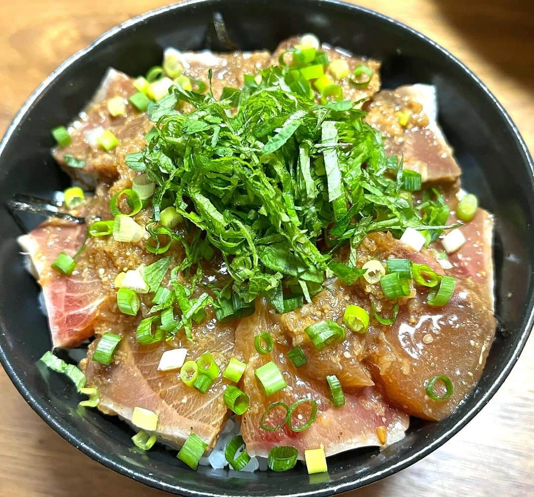 辻本耕志のインスタグラム：「鰤の漬け丼と、アサリの味噌汁。久しぶりに食べたけど、やはりめちゃくちゃ美味いんですわ。 #鰤　#漬け丼　#アサリ　#家飯が好き」