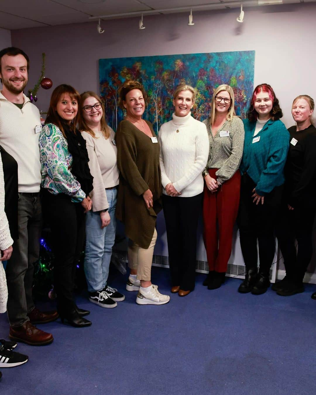 ロイヤル・ファミリーさんのインスタグラム写真 - (ロイヤル・ファミリーInstagram)「The Duchess of Edinburgh, @DisInitiative’s Patron, joined carers for a Christmas sing-along and a festive afternoon tea in Surrey yesterday🎶🎄🫖  @disinitiative is a charity which cares for those with complex physical disabilities and brain injuries, as well as providing a vital support network to their family members.」12月14日 23時47分 - theroyalfamily