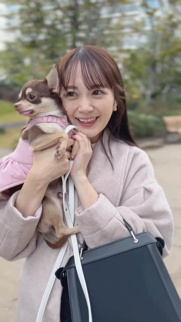 浜田翔子のインスタグラム：「choco🐶とおさんぽ なぜかこの日は 足ががくがくに震えてます🥺  coatは　@leja__official ♡」