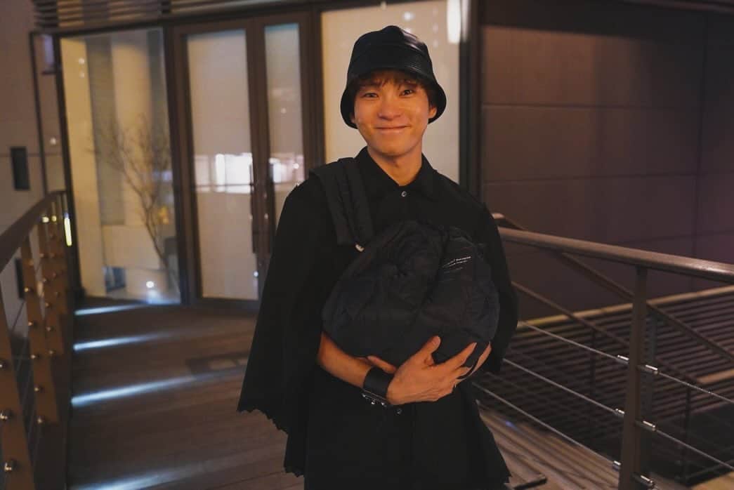 FUKAMIのインスタグラム：「今日も朝からweakendの展示会社でした〜🤍最近バタバタしてたので、THETOKYOから送られてきた、TAION、わたしが大好きなブランドのビューティフルピープルとのコラボのバックに、ホッコリとってもしました。タイオンで爆発的人気な、発熱するダウンみたいに、暖かくはなりませんが、ヌクヌクしてて気持ちはコタツです。笑　@thetokyo_women  @taion0802 @beautifulpeople_officialsite  特にアップしてなど頼まれてないですが、頂いた物なので一 #pr をつけます〜」