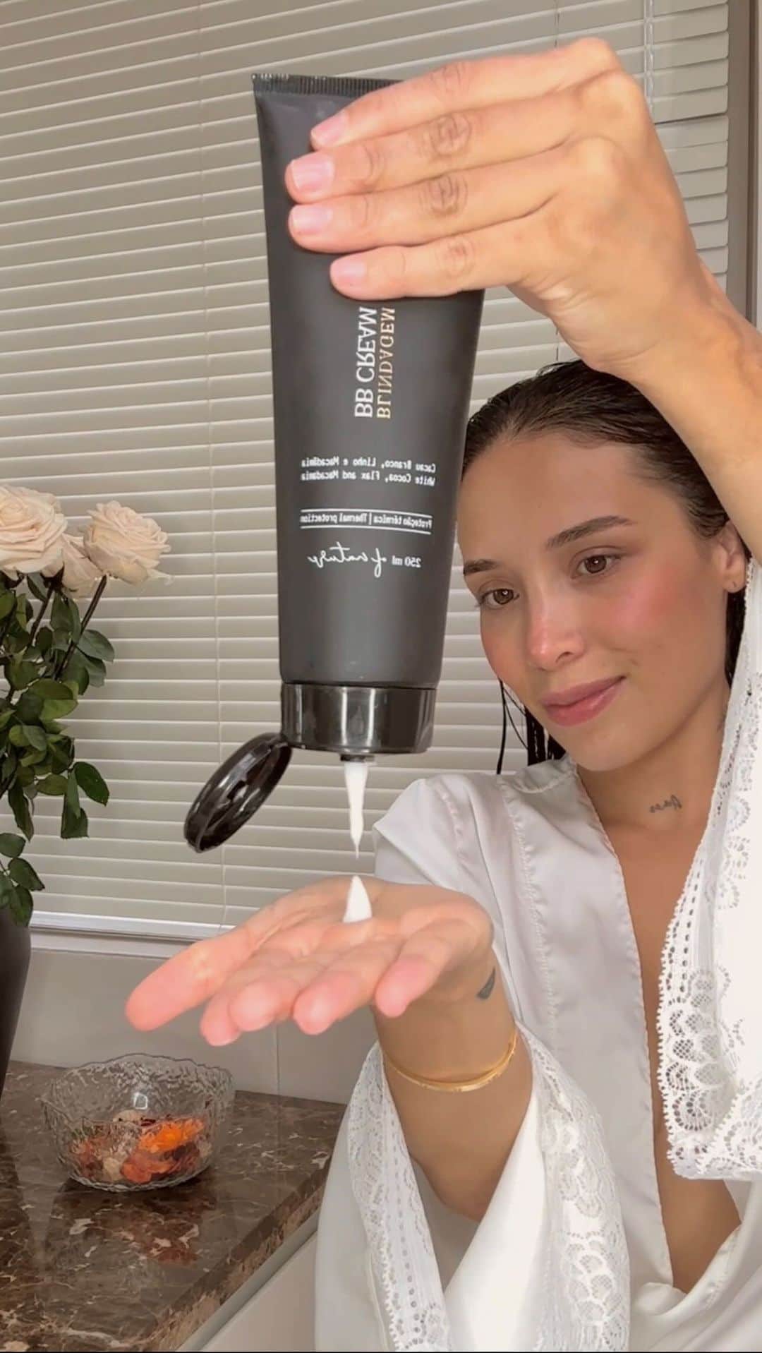 Luisa Fernanda Wのインスタグラム：「Si algo estoy amando ahora es mi pelo. Esta es la rutina que por fin lo tiene abundante, largo y súper brillante.   Todos los productos que uso están en OFERTA en este momento. 😯 los encuentran en @amazonicabeleza y @amazonicabelezausa.」