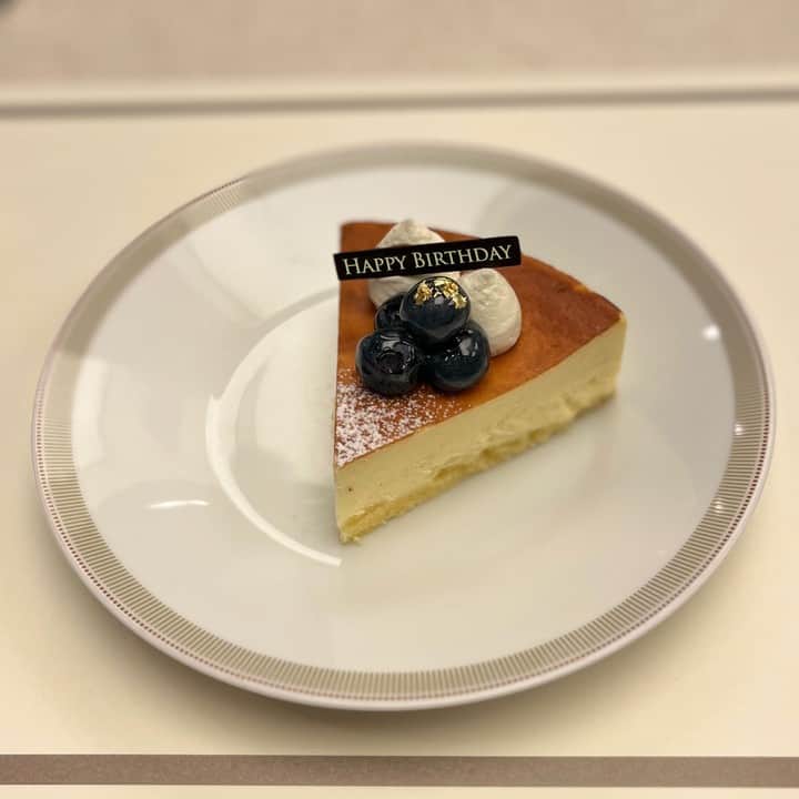 高野寛のインスタグラム：「無事に誕生日を迎えることができて安堵。  今年は「無事でよかった」と心の底から思えるような、別れの一年だった。自分と同じ誕生日のジェーン・バーキンも逝ってしまった....  来年は35周年、そして50代最後の年。 やりたいことはたくさんある。 やれるだけ、やってみたい。 よろしくお願いします。」