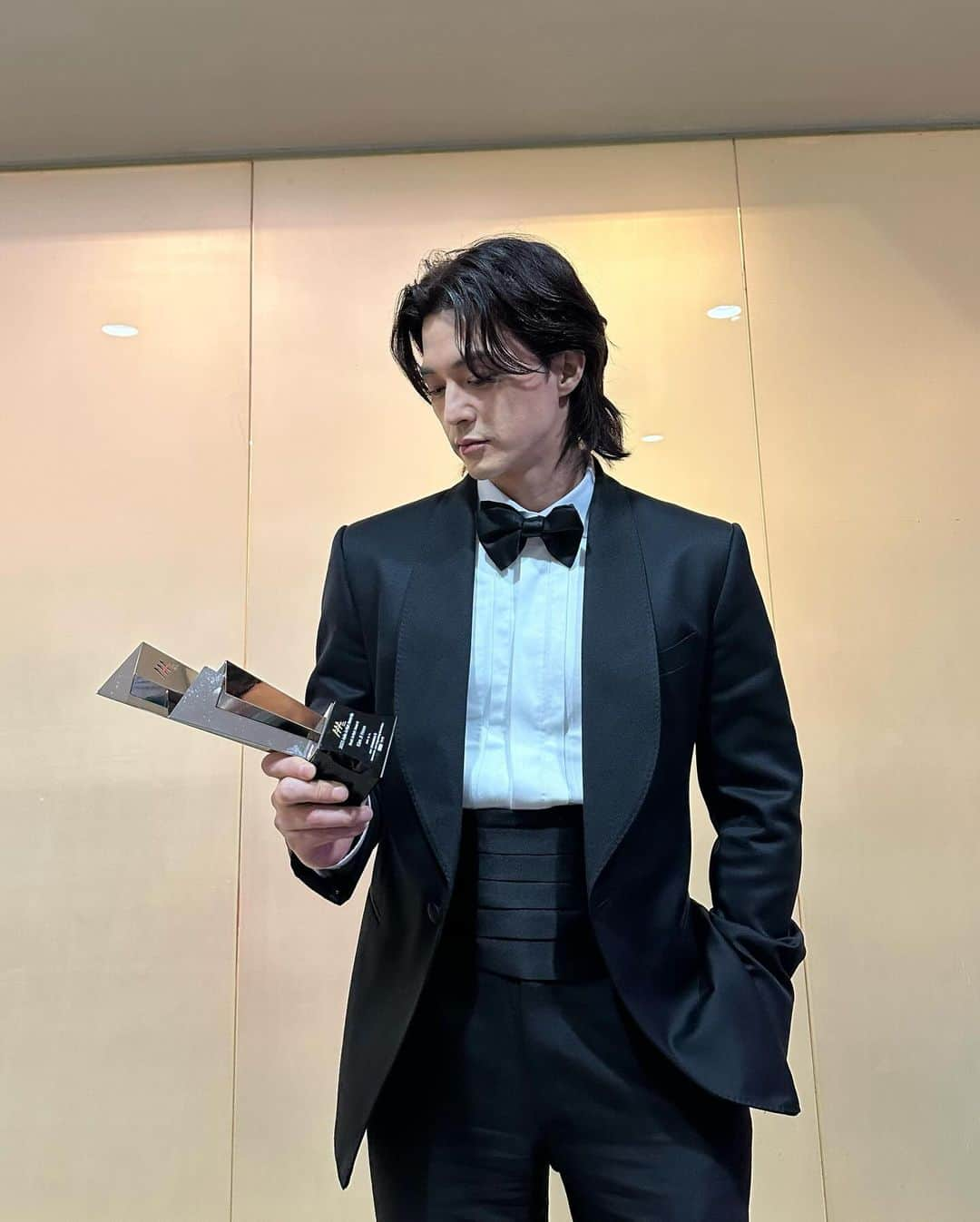 キム・ジフンさんのインスタグラム写真 - (キム・ジフンInstagram)「_  상받았습니다 #AAAawards2023  감사합니다」12月14日 23時54分 - jiraishin99