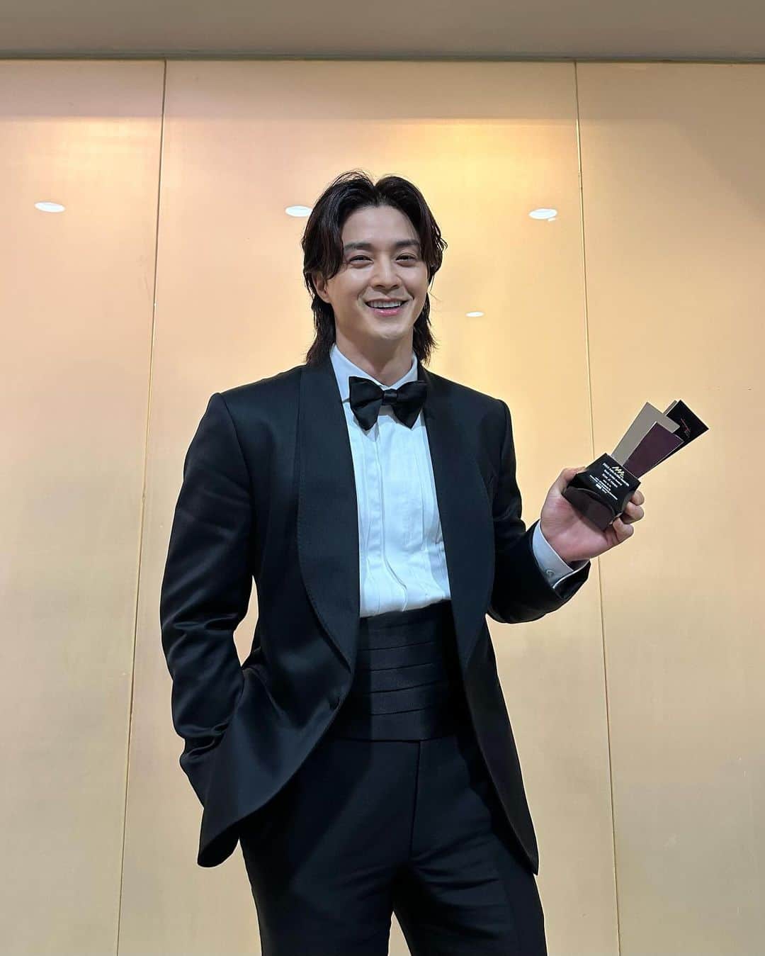 キム・ジフンのインスタグラム：「_  상받았습니다 #AAAawards2023  감사합니다」