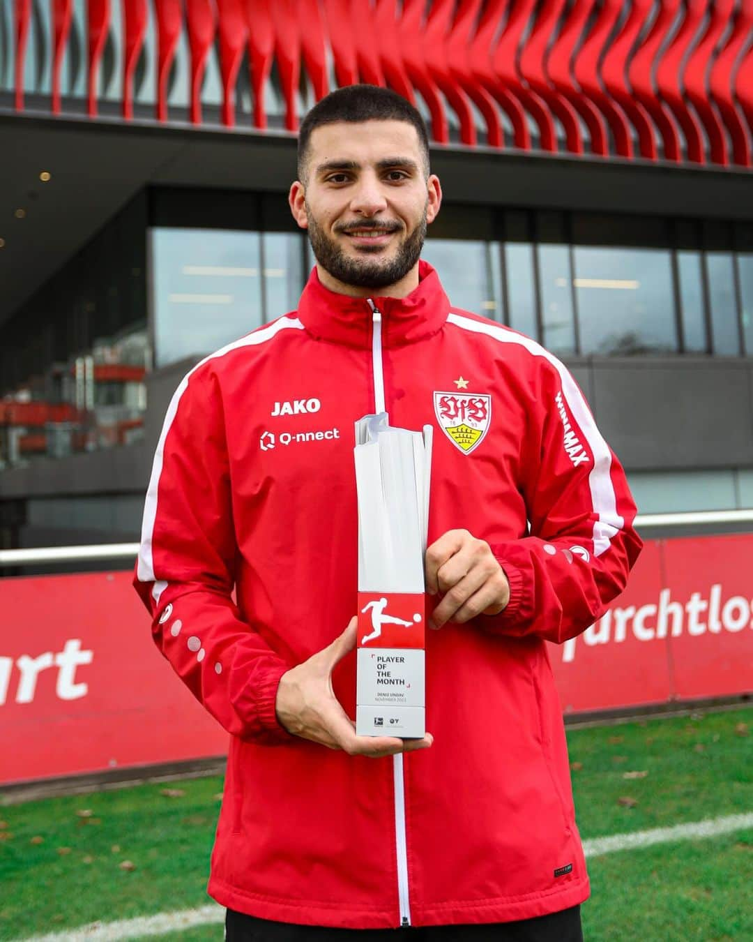 VfBシュトゥットガルトのインスタグラム：「Deniz Undav wurde zum @bundesliga-Spieler des Monats November gewählt! 🏅 Wir gratulieren herzlich und sind stolz auf dich, Deniz! 🙌  #VfB #Undav #BundesligaPOTM #vfbstuttgart #vfbstuttgart1893 #auscannstatt #furchtlosundtreu #VfBInsta」