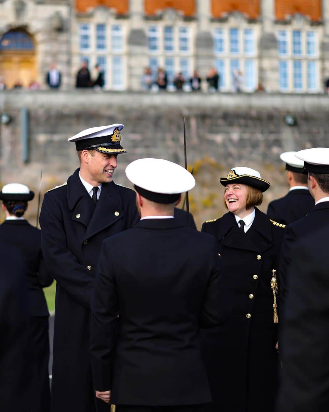 ウィリアム（ケンブリッジ公）のインスタグラム：「Congratulations to the remarkable Young Officers on your Passing Out Parade.  Your dedication, discipline and hard work have brought you to this significant milestone as you embark on this incredible journey of duty and service around the world ⚓️」