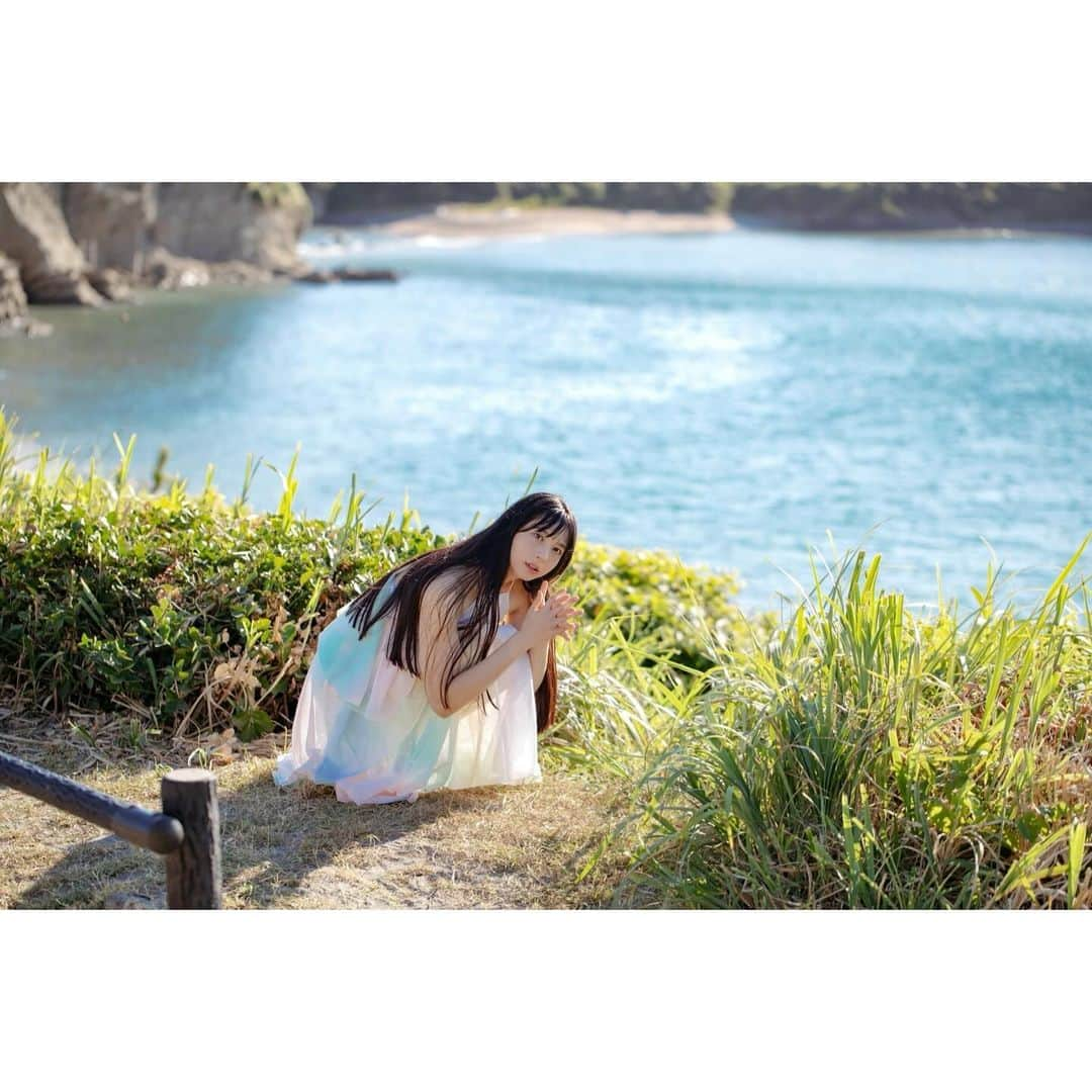 中村祐美子のインスタグラム：「. 中村祐実子1st写真集 「等身大」よりアザーカット。  沖縄の海とはタイプの異なる 優しく柔らかな光を放つ、美しい海でした。 また行きたい場所。  photo : @masaya_maekawa   #hayama #othercut  #photobook #coast #seaside #写真集 #アザーカット #未公開写真 #葉山」