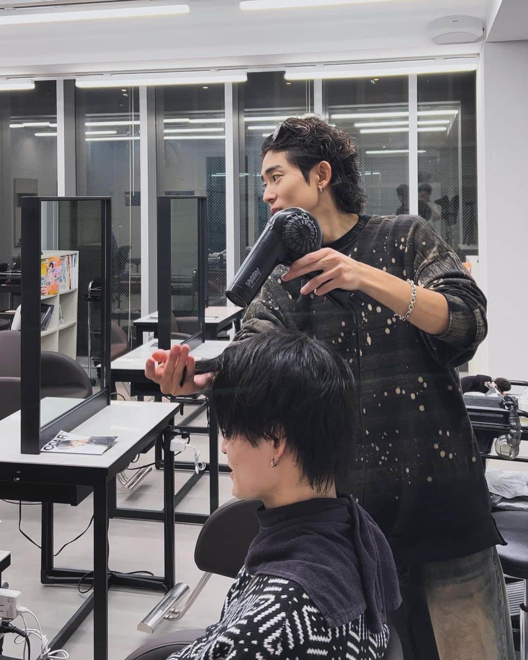 鈴村梨公さんのインスタグラム写真 - (鈴村梨公Instagram)「todays fashion & highlight.  #ヘアセット　 #メンズスタイリング　#センターパート #センター分け  #ナチュラルヘア　#ファッション #ootd #fashion #メンズパーマ #ツイスパ　#ツイストスパイラル　#メンズ髪型　 #髪型メンズ　#メンズカラー　#美容師　 #名古屋美容師 #goald名駅店　#美容学生　 #menshair  #メンズサロン  #GOALD」12月15日 0時22分 - rikustagram_11
