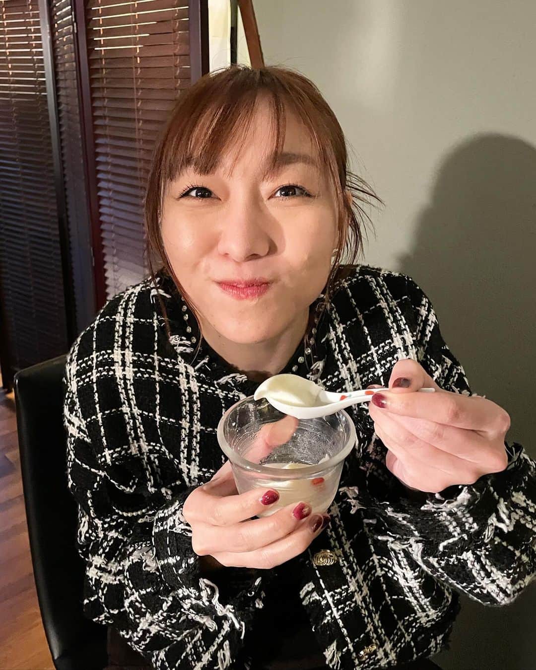 須田亜香里さんのインスタグラム写真 - (須田亜香里Instagram)「遂に12月15日(金)18:00〜配信開始👑 とにかくお酢を愛でる番組。 観ているとお腹が空くこと間違いなし🤭 写真よくみると、酸味が最高すぎてスープを飲み過ぎています(笑)  #bs松竹東急 #お酢きびと #榮林 #酸辣湯麺 #酢豚 #収録後 #杏仁豆腐 #いただきました #ごちそうさまでした #左利き」12月15日 0時22分 - akarisuda