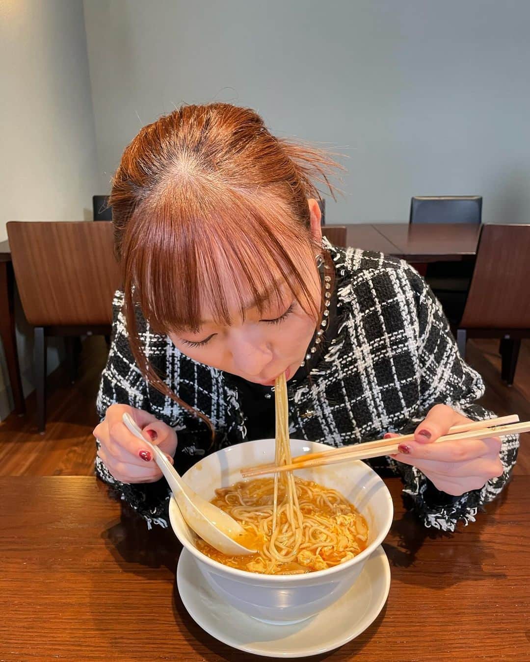 須田亜香里さんのインスタグラム写真 - (須田亜香里Instagram)「遂に12月15日(金)18:00〜配信開始👑 とにかくお酢を愛でる番組。 観ているとお腹が空くこと間違いなし🤭 写真よくみると、酸味が最高すぎてスープを飲み過ぎています(笑)  #bs松竹東急 #お酢きびと #榮林 #酸辣湯麺 #酢豚 #収録後 #杏仁豆腐 #いただきました #ごちそうさまでした #左利き」12月15日 0時22分 - akarisuda