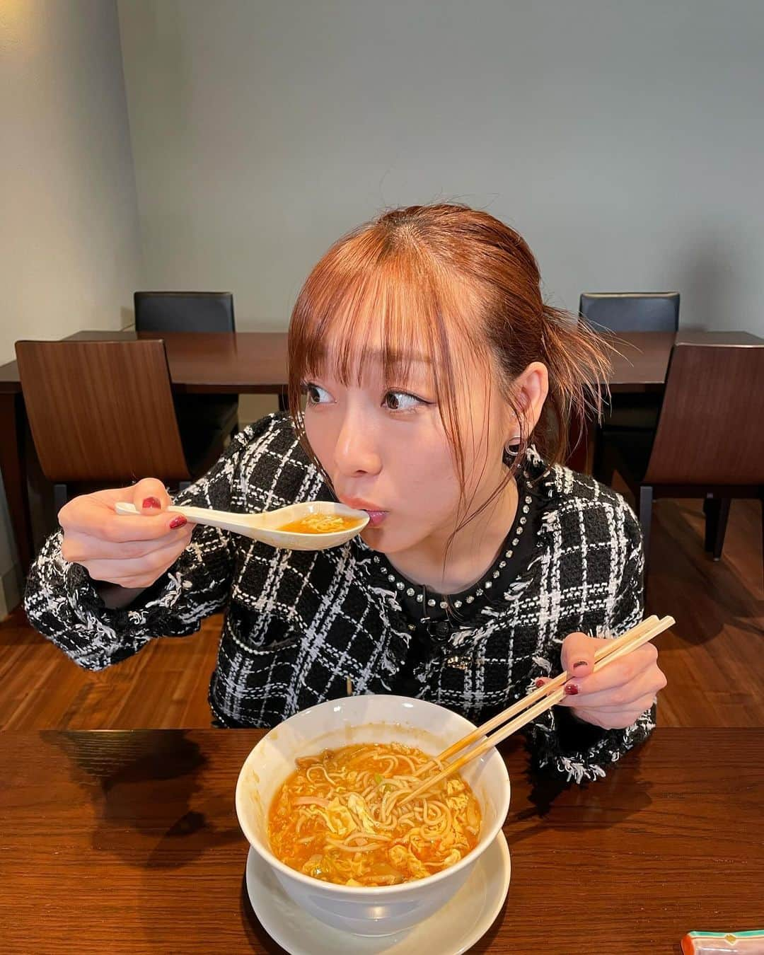 須田亜香里さんのインスタグラム写真 - (須田亜香里Instagram)「遂に12月15日(金)18:00〜配信開始👑 とにかくお酢を愛でる番組。 観ているとお腹が空くこと間違いなし🤭 写真よくみると、酸味が最高すぎてスープを飲み過ぎています(笑)  #bs松竹東急 #お酢きびと #榮林 #酸辣湯麺 #酢豚 #収録後 #杏仁豆腐 #いただきました #ごちそうさまでした #左利き」12月15日 0時22分 - akarisuda