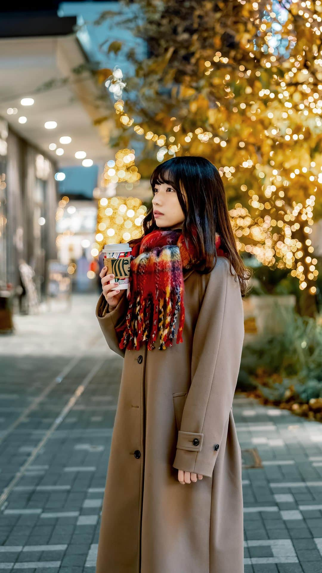 shabonのインスタグラム：「* . . . . . 今年のイルミネーションって 紅葉がまだしっかり残ってる😂🍂 . model : @yuriko_711s . SONY α7C II / FE 24mm F1.4 GM . . . . . . * #tokyocameraclub #東京カメラ部 #hellofrom #raw_japan #Japan #genic_mag   #イルミネーション #Illumination #クリスマス  #sonyalpha #α7c2 #α7cⅱ #alpha_newgeneration」