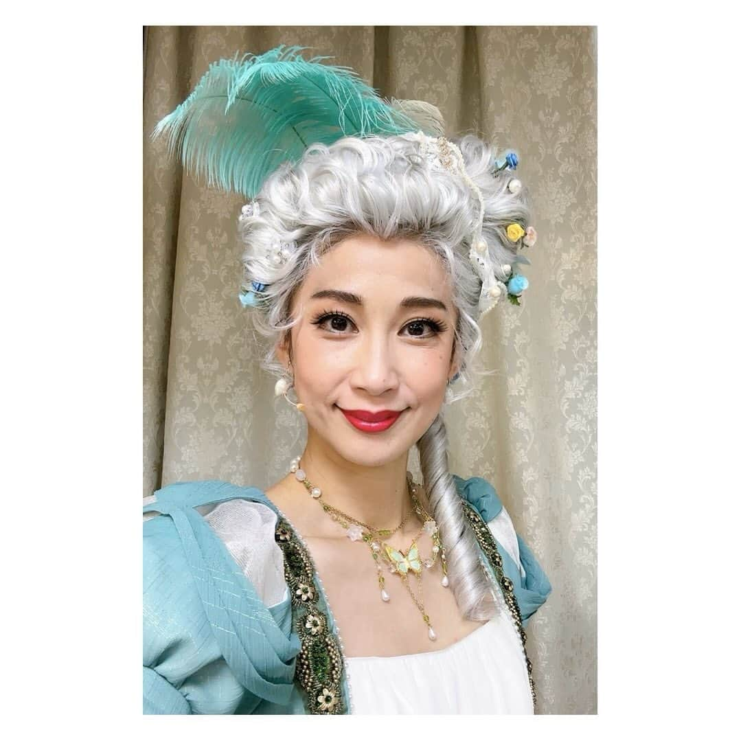 大月さゆさんのインスタグラム写真 - (大月さゆInstagram)「⁡ ⁡ 「ベートーヴェン」 休演日をいただいて、本日より2クール目に入りました。 ⁡ 個人的には人生初の白鬘(嬉)✨ 頭には花を散りばめ 首には蝶々をつけ シャンパン片手に貴族たちの集いに意気揚々と参加しております。 ⁡ ⁡ 貴族に対して一芸術家として立ち振る舞ったと記されているベートーヴェン。劇中ではどんな場面になっているかお楽しみください🦋 ⁡ ⁡ #ベートーヴェン #日生劇場」12月15日 0時29分 - sayuotsuki_official