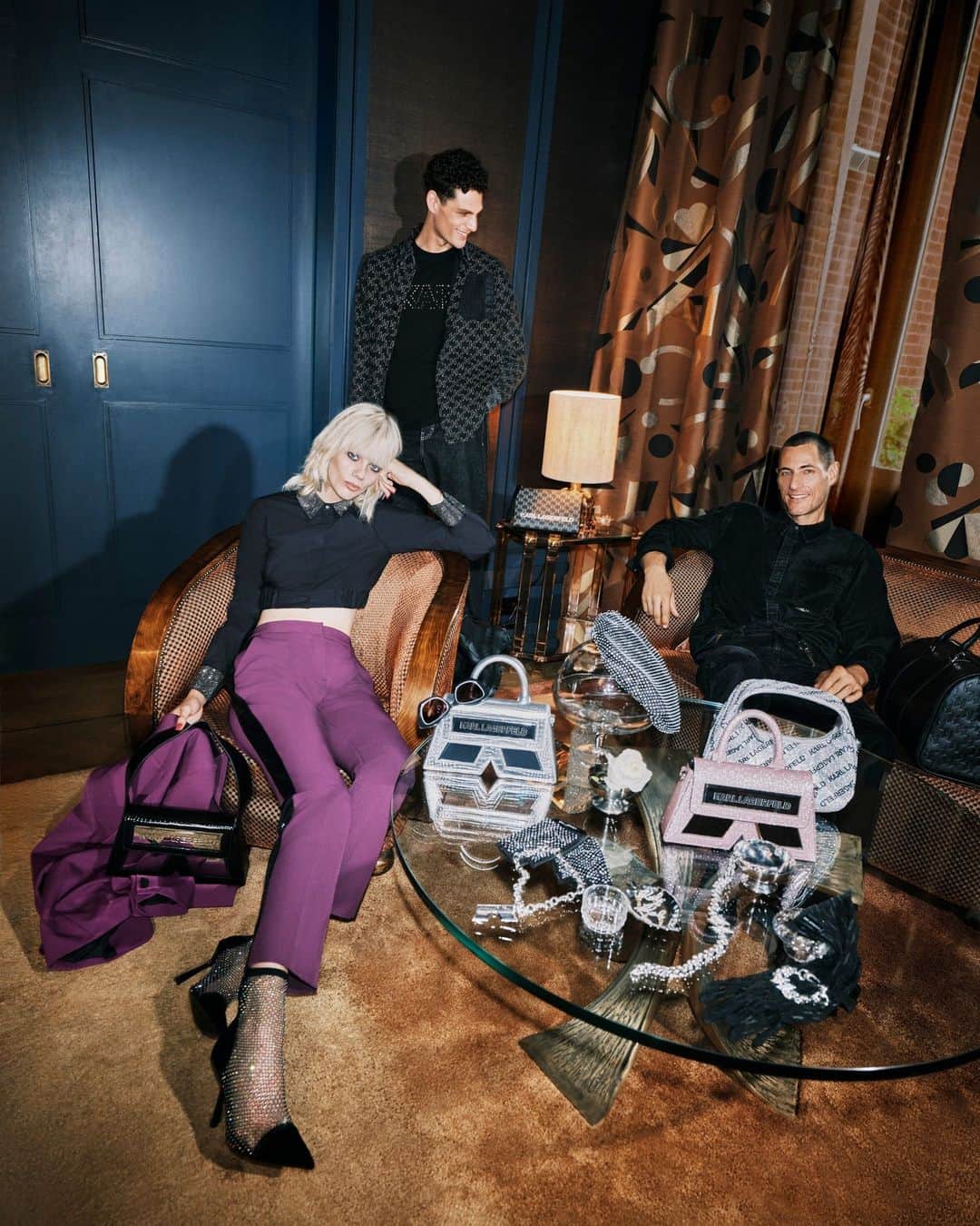 カールラガーフェルドのインスタグラム：「Make it a holiday to remember in sparkling sequins, glossy satin or plush velvet. #KARLLAGERFELD」