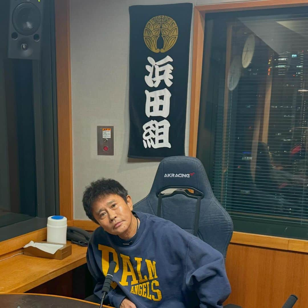 浜田雅功の旅日記のインスタグラム：「今日の深夜1時からは〜♪ごぶごぶラジオ📻  ラジオブースの雰囲気がいつもとちゃいますね〜😀 ごぶごぶフェスの情報もお聴き逃しなく‼️  #mbsラジオ#ごぶごぶラジオ#ダウンタウン浜田#浜田雅功#ライセンス井本#どりあんず#くら寿司#akracing」