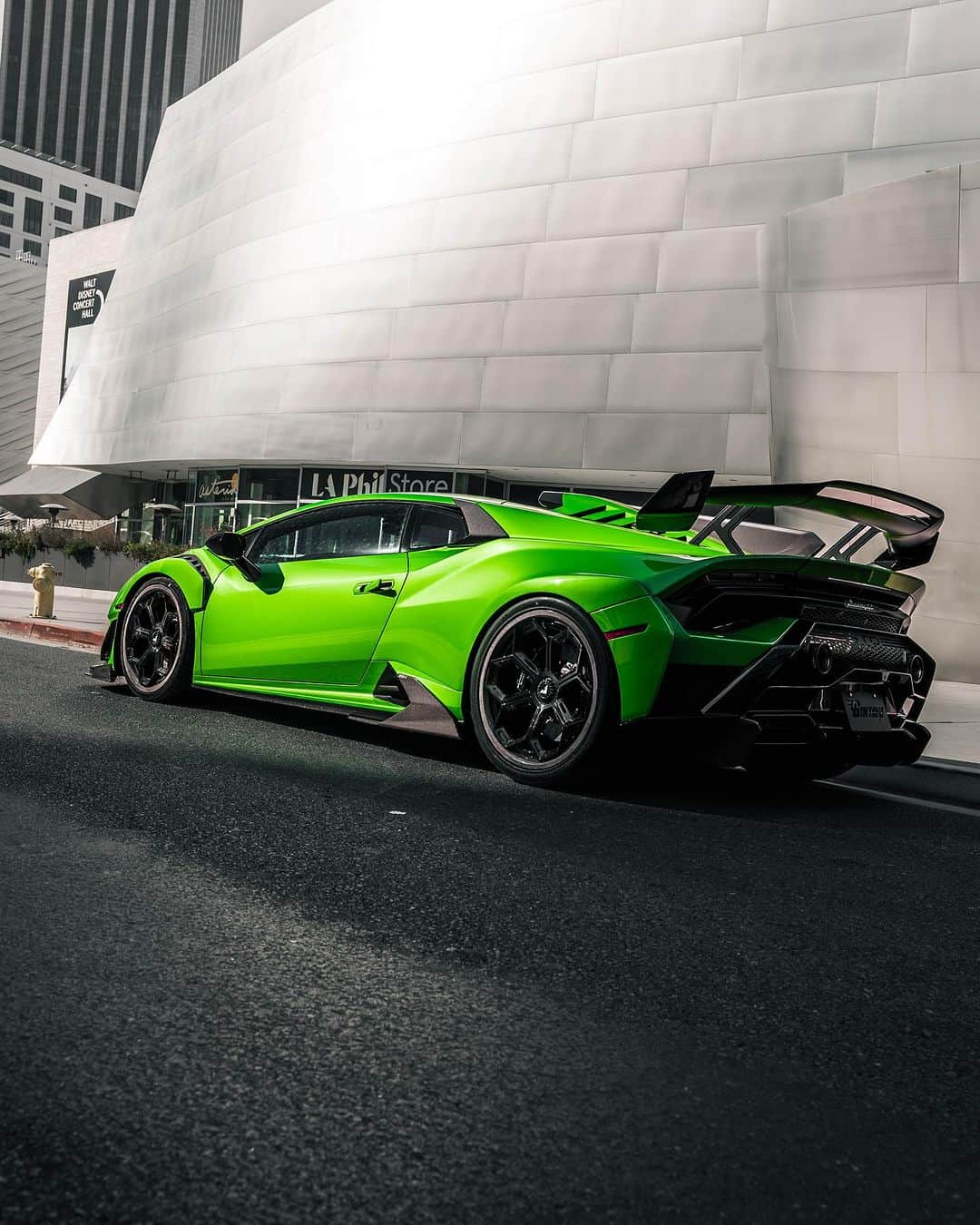 CARLiFESTYLEのインスタグラム：「A symphony in green and carbon sheen! 💚 @gintani Lamborghini STO featuring our Carbon Aero Program and the bold Forged VC-322 wheels is a force to be reckoned with. What aspect caught your attention first? Let us know! ___________________   #lamborghini #huracan #sto #huracansto #lamborghinihuracan #huracantalk #amazingcars247 #cargram #carlifestyle #carsofinstagram #exoticcars #forged #forgedwheels #carbonfiber #vorsteiner」