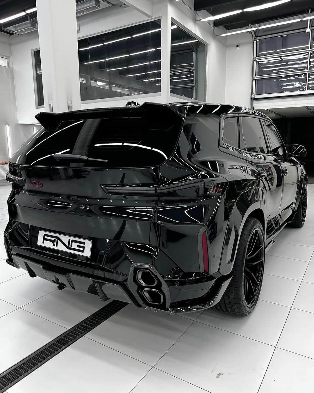 CARLiFESTYLEさんのインスタグラム写真 - (CARLiFESTYLEInstagram)「BMW X M in all black. @renegade.design.world #carlifestyle #bmwxm #xm #bmwm」12月15日 0時45分 - carlifestyle