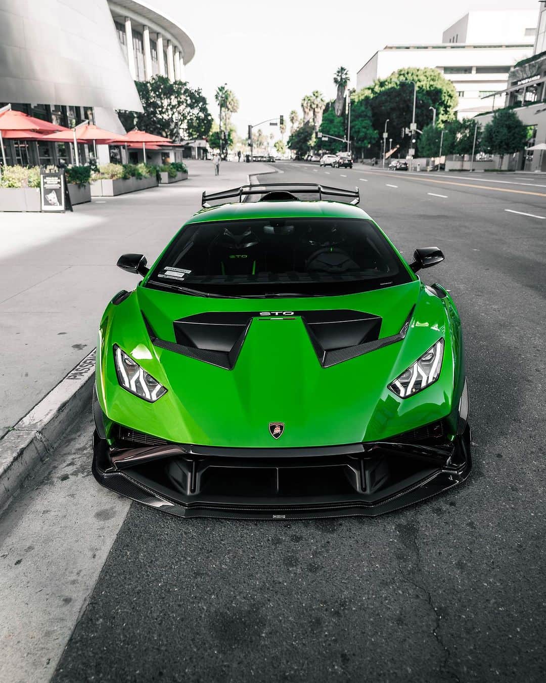 CARLiFESTYLEさんのインスタグラム写真 - (CARLiFESTYLEInstagram)「A symphony in green and carbon sheen! 💚 @gintani Lamborghini STO featuring our Carbon Aero Program and the bold Forged VC-322 wheels is a force to be reckoned with. What aspect caught your attention first? Let us know! ___________________   #lamborghini #huracan #sto #huracansto #lamborghinihuracan #huracantalk #amazingcars247 #cargram #carlifestyle #carsofinstagram #exoticcars #forged #forgedwheels #carbonfiber #vorsteiner」12月15日 0時45分 - carlifestyle