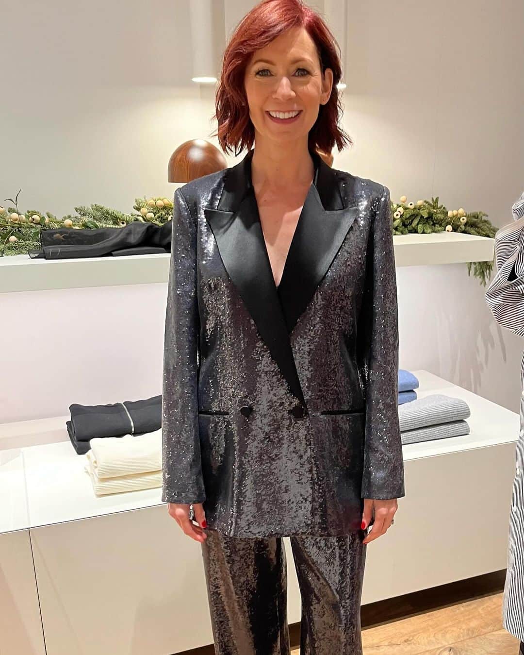 キャリー・プレストンのインスタグラム：「Lovely time at a costume designer cocktail party with @lafayette148ny wearing their stunning sequin pantsuit 💫 HMU @beautybybetty」
