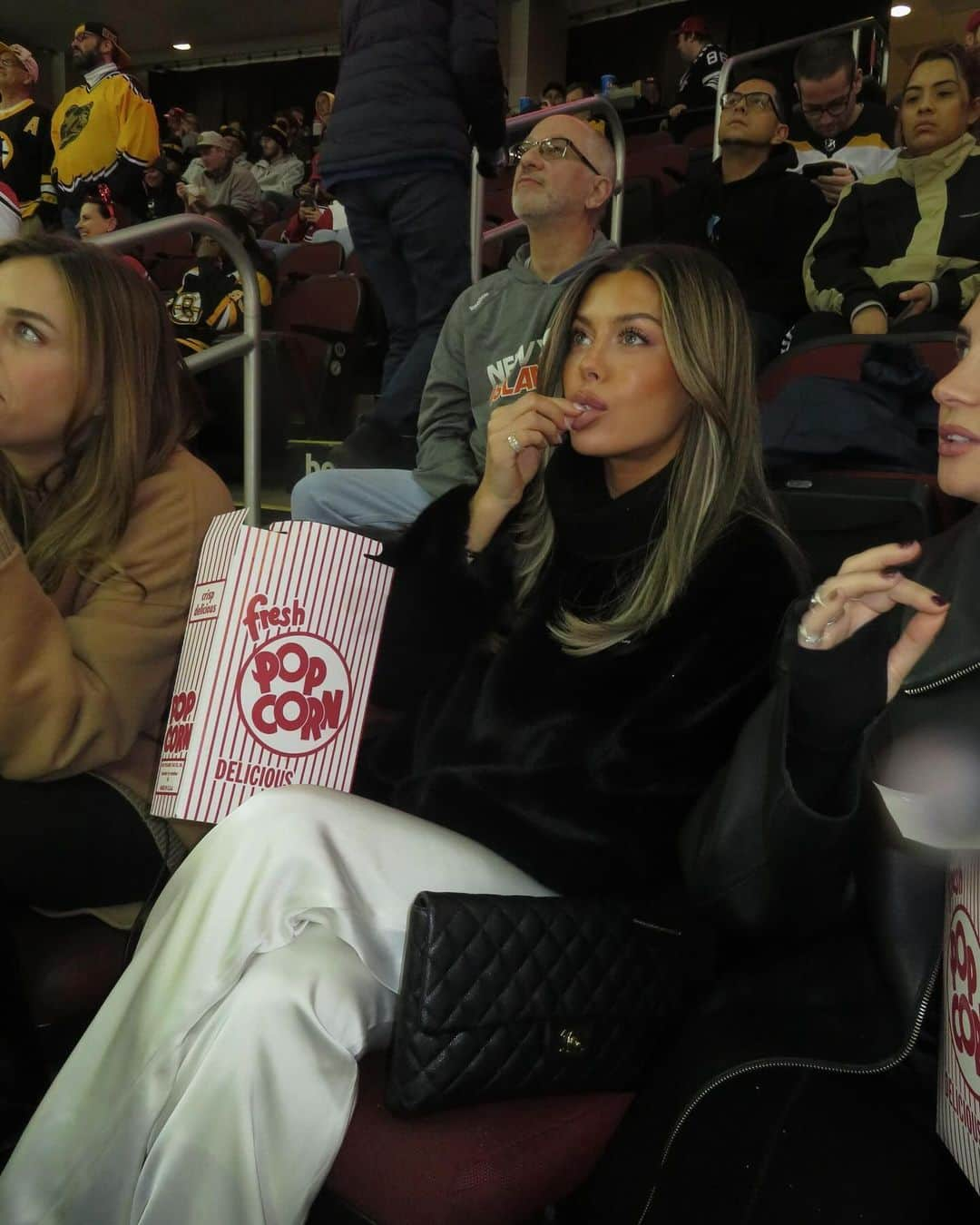 Bianca Ingrossoさんのインスタグラム写真 - (Bianca IngrossoInstagram)「Last nights hockey game 🏒🍿🍫」12月15日 0時53分 - biancaingrosso