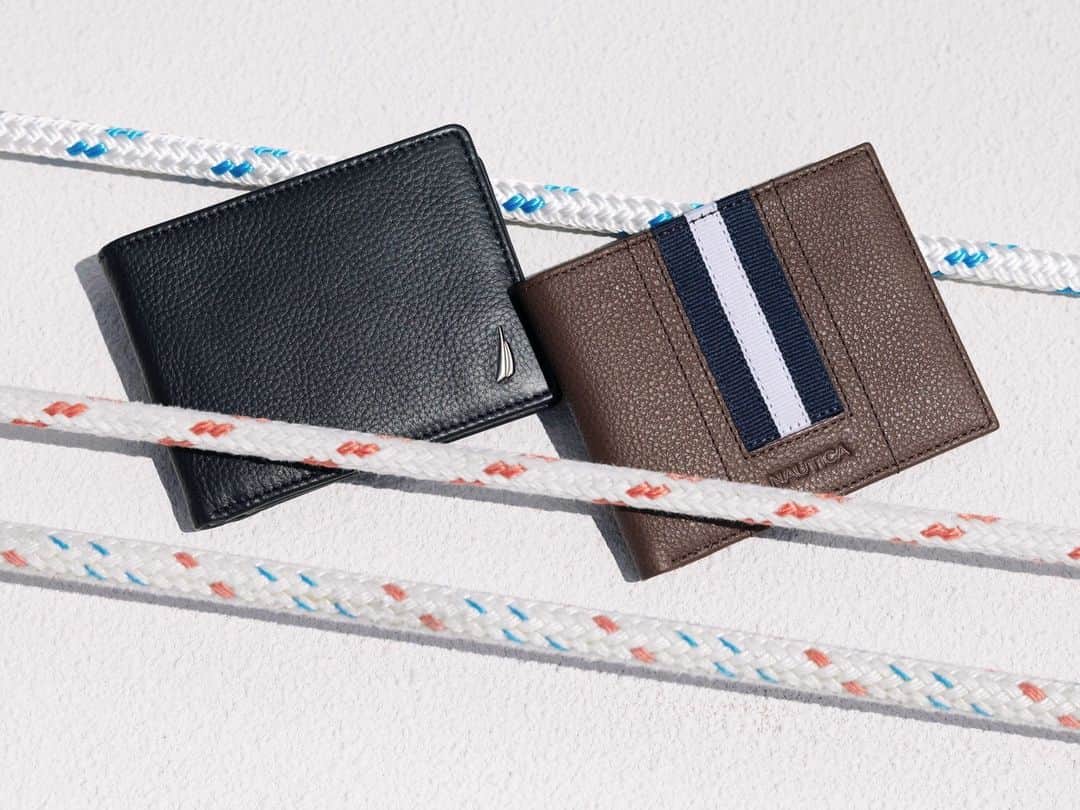 ノーティカのインスタグラム：「Our leather wallets and passcases make for the perfect holiday gift🎁」