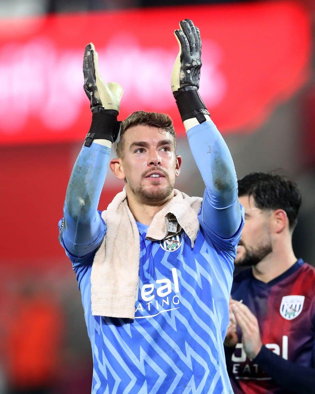 ウェスト・ブロムウィッチ・アルビオンFCのインスタグラム：「The first goalkeeper to reach 🔟 clean sheets in the Championship this season. 🧤」