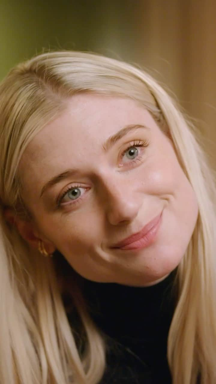 Vogue Parisのインスタグラム：「The second part of the sixth and final season of « The Crown » is available on Netflix today. Vogue caught up with Elizabeth Debicki, the actress who played #LadyDiana with an uncanny likeness. She looked back on her experience of playing one of the greatest roles of her life and shared her appreciation of the Princess of Wales’ many endearing characteristics, which she personified over several weeks of filming.  La deuxième partie de la sixième et dernière saison de « The Crown » est disponible sur Netflix. Vogue a rencontré Elizabeth Debicki, l’actrice qui joue le rôle de Lady Diana dans une réplique bluffante. Elle revient sur son expérience d’interpréter l’un des grands rôles de sa vie et son impression sur les traits touchants de la princesse de Galles, qu’elle a incarnée de nombreuses semaines.  #thecrown #netflix #elizabethdebicki #voguefrance」