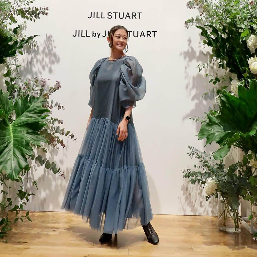 綾月せりさんのインスタグラム写真 - (綾月せりInstagram)「. 「JILL STUART」「JILL by JILL STUART」の2024SSコレクションにも行ってきました♡  JILLってどちらかというと、下級生の娘役さんが着ているような、フリフリふわふわしたイメージで私は縁遠いブランドだと思っていたのですが、 大人っぽいアイテムや綺麗め系のお洋服が沢山あったり、ワークアウトやヨガ、そしてリラックスウェアとしても使えるようなフィットネスウェアがあったり、、、、 と本当に魅力的なデザインのアイテムがたーーーくさんありました🫶  またまた気になるブランドがひとつ増えてしまった👀  #JILLSTUART #JILLbyJILLSTUART #ジルスチュアート  イベントで、アロマと天然石を選んで瓶に詰めるっていうお守り作りをさせてもらったよ✨ よーーーく見て💕(6枚目) 花月雪星宙の5色にしてみたの🩷💛💚💙💜 コンセプト変わっちゃってるけど、可愛いからよし🙆‍♀️笑  #LIAGRACES  .」12月15日 1時10分 - seri_ayazuki