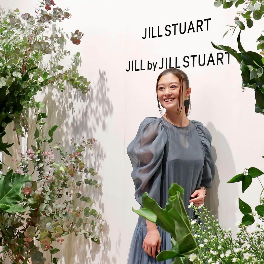 綾月せりさんのインスタグラム写真 - (綾月せりInstagram)「. 「JILL STUART」「JILL by JILL STUART」の2024SSコレクションにも行ってきました♡  JILLってどちらかというと、下級生の娘役さんが着ているような、フリフリふわふわしたイメージで私は縁遠いブランドだと思っていたのですが、 大人っぽいアイテムや綺麗め系のお洋服が沢山あったり、ワークアウトやヨガ、そしてリラックスウェアとしても使えるようなフィットネスウェアがあったり、、、、 と本当に魅力的なデザインのアイテムがたーーーくさんありました🫶  またまた気になるブランドがひとつ増えてしまった👀  #JILLSTUART #JILLbyJILLSTUART #ジルスチュアート  イベントで、アロマと天然石を選んで瓶に詰めるっていうお守り作りをさせてもらったよ✨ よーーーく見て💕(6枚目) 花月雪星宙の5色にしてみたの🩷💛💚💙💜 コンセプト変わっちゃってるけど、可愛いからよし🙆‍♀️笑  #LIAGRACES  .」12月15日 1時10分 - seri_ayazuki