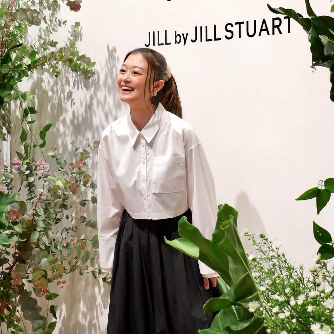 綾月せりのインスタグラム：「. 「JILL STUART」「JILL by JILL STUART」の2024SSコレクションにも行ってきました♡  JILLってどちらかというと、下級生の娘役さんが着ているような、フリフリふわふわしたイメージで私は縁遠いブランドだと思っていたのですが、 大人っぽいアイテムや綺麗め系のお洋服が沢山あったり、ワークアウトやヨガ、そしてリラックスウェアとしても使えるようなフィットネスウェアがあったり、、、、 と本当に魅力的なデザインのアイテムがたーーーくさんありました🫶  またまた気になるブランドがひとつ増えてしまった👀  #JILLSTUART #JILLbyJILLSTUART #ジルスチュアート  イベントで、アロマと天然石を選んで瓶に詰めるっていうお守り作りをさせてもらったよ✨ よーーーく見て💕(6枚目) 花月雪星宙の5色にしてみたの🩷💛💚💙💜 コンセプト変わっちゃってるけど、可愛いからよし🙆‍♀️笑  #LIAGRACES  .」