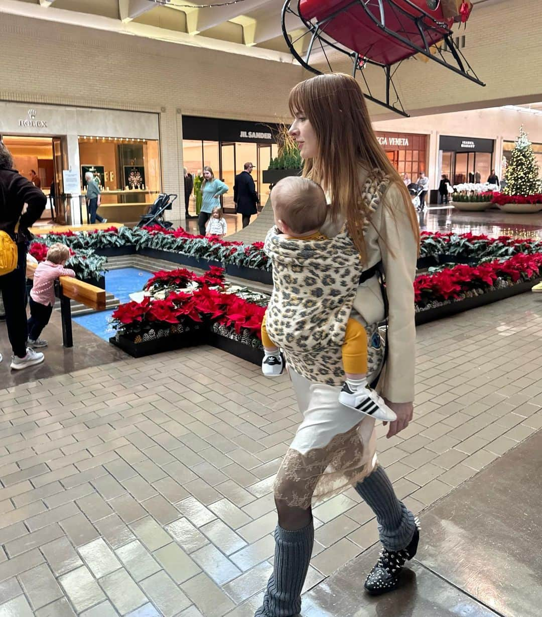 ジェーン・アルドリッジさんのインスタグラム写真 - (ジェーン・アルドリッジInstagram)「Took baby boy to go see Santa yesterday ❤️ Also I want to shoutout @artipoppe for giving me the best baby gift I received this year. It’s the reason my floors get mopped, my laundry gets folded, and kept Henry happy spending a whole day at the mall yesterday. 🥲❤️ thank you @artipoppe!」12月15日 1時17分 - seaofshoes