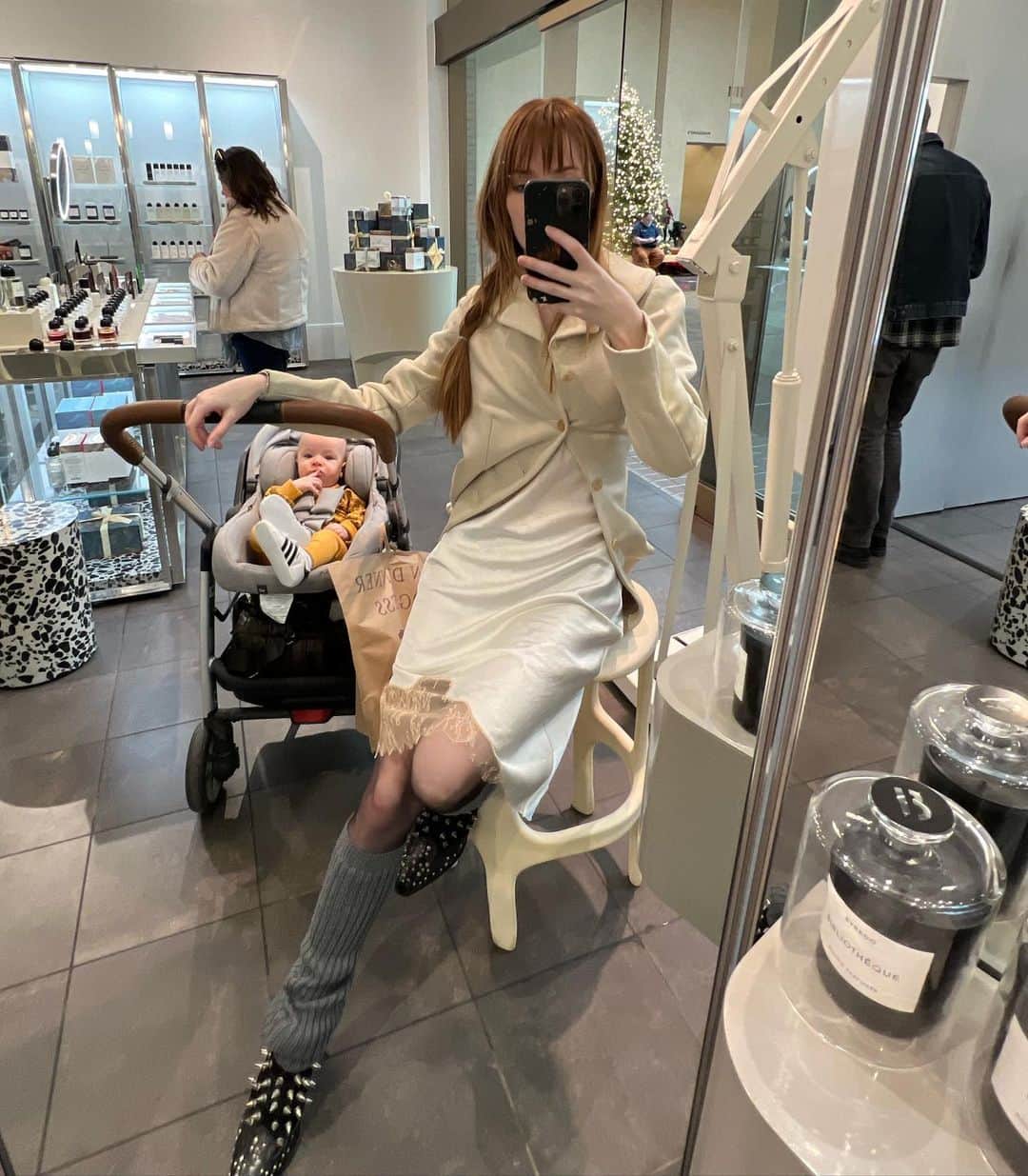 ジェーン・アルドリッジのインスタグラム：「Took baby boy to go see Santa yesterday ❤️ Also I want to shoutout @artipoppe for giving me the best baby gift I received this year. It’s the reason my floors get mopped, my laundry gets folded, and kept Henry happy spending a whole day at the mall yesterday. 🥲❤️ thank you @artipoppe!」