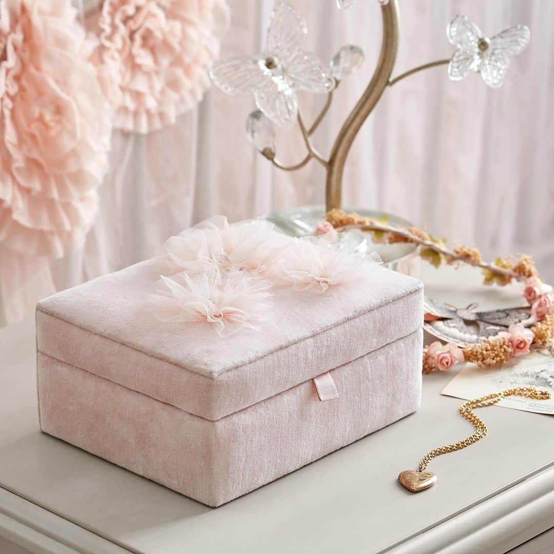 Monique Lhuillierさんのインスタグラム写真 - (Monique LhuillierInstagram)「Sharing the spirit of the season with precious gifts for our little friends from the ML collection with @potterybarnkids! 🌸🌸 #MLXPB #lovemypbk」12月15日 1時11分 - moniquelhuillier