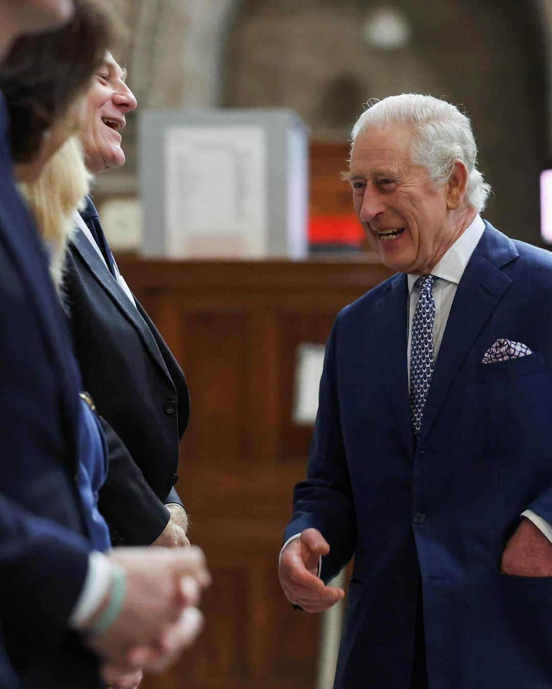 ロイヤル・ファミリーさんのインスタグラム写真 - (ロイヤル・ファミリーInstagram)「The King has visited the Royal Courts of Justice to celebrate the work of the judiciary and its commitment to the rule of law.  Hosted by the Lady Chief Justice Baroness Carr, the first woman to hold the role of Head of the Judiciary of England and Wales, His Majesty viewed an exhibition on Pioneering Women Judges which focused on trailblazers whose legal careers have helped women progress in the judiciary.  The King also surprised students taking part in a mock trial and met voluntary magistrates who give up their own time to support the justice system.」12月15日 1時21分 - theroyalfamily