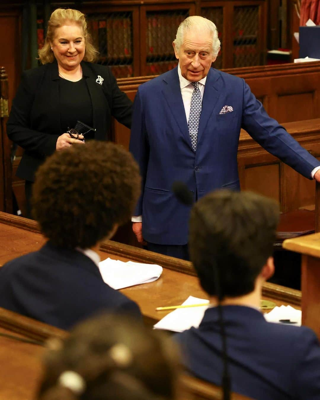 ロイヤル・ファミリーさんのインスタグラム写真 - (ロイヤル・ファミリーInstagram)「The King has visited the Royal Courts of Justice to celebrate the work of the judiciary and its commitment to the rule of law.  Hosted by the Lady Chief Justice Baroness Carr, the first woman to hold the role of Head of the Judiciary of England and Wales, His Majesty viewed an exhibition on Pioneering Women Judges which focused on trailblazers whose legal careers have helped women progress in the judiciary.  The King also surprised students taking part in a mock trial and met voluntary magistrates who give up their own time to support the justice system.」12月15日 1時21分 - theroyalfamily