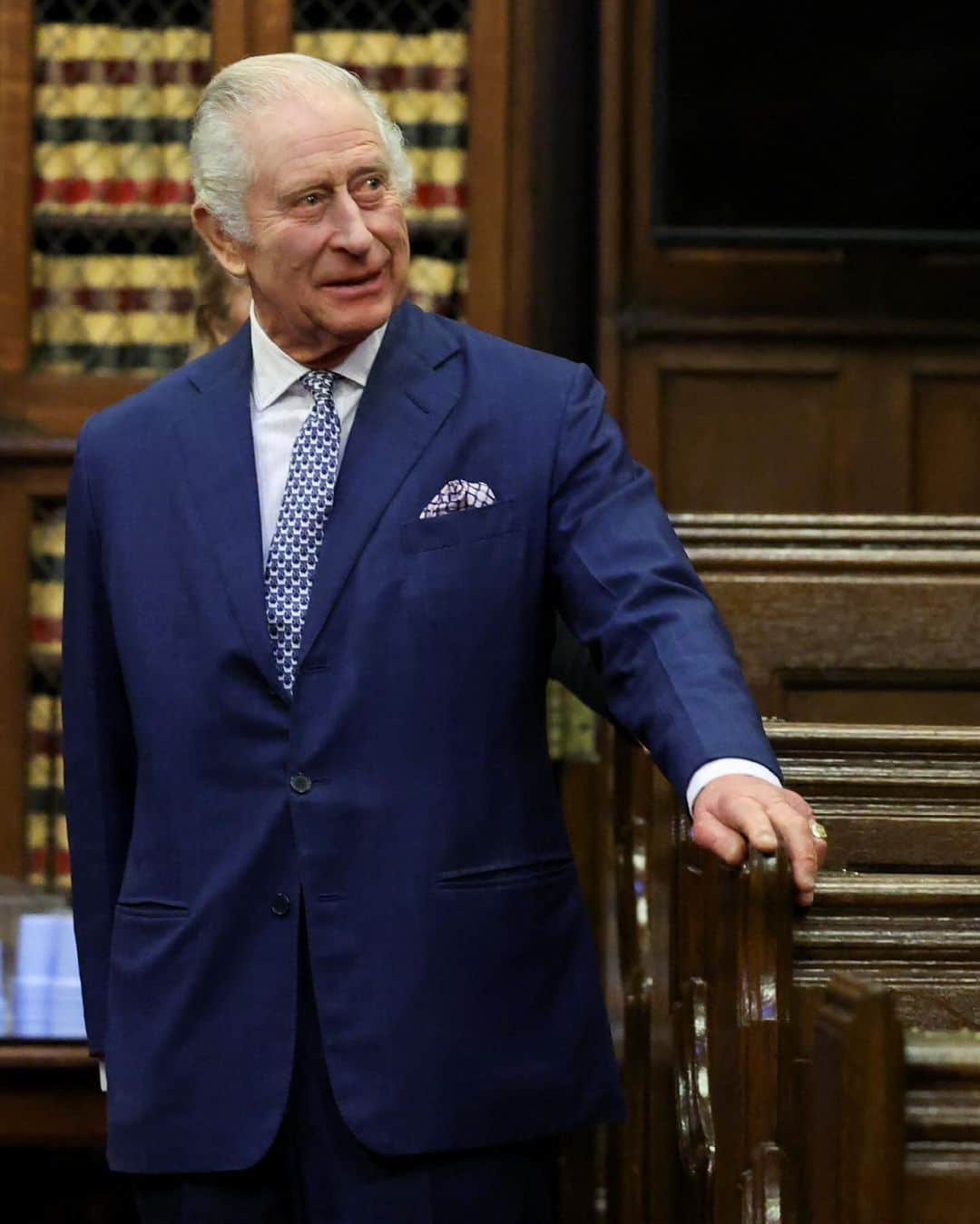 ロイヤル・ファミリーのインスタグラム：「The King has visited the Royal Courts of Justice to celebrate the work of the judiciary and its commitment to the rule of law.  Hosted by the Lady Chief Justice Baroness Carr, the first woman to hold the role of Head of the Judiciary of England and Wales, His Majesty viewed an exhibition on Pioneering Women Judges which focused on trailblazers whose legal careers have helped women progress in the judiciary.  The King also surprised students taking part in a mock trial and met voluntary magistrates who give up their own time to support the justice system.」