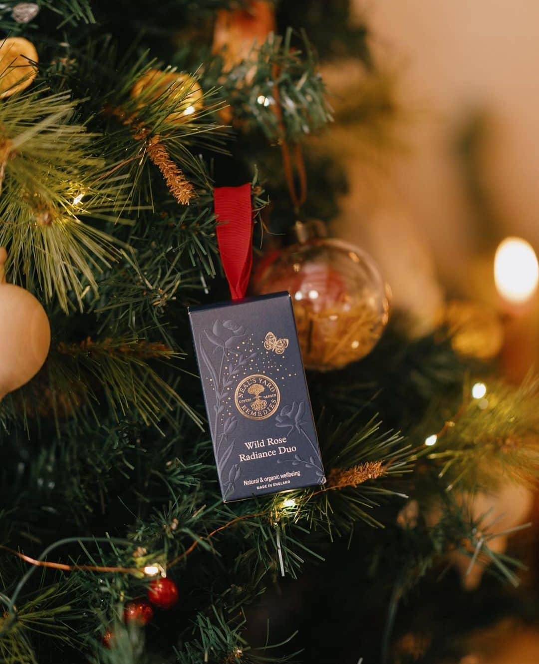 Neal's Yard Remediesのインスタグラム：「🌹 Elevate the joy of giving with the perfect stocking filler, our Wild Rose Radiance Duo 🎁✨  Enhance your radiance and nourish skin naturally with this glow-giving duo. Perfectly sized to use on the go, this pair will fast become your secret to beautifully soft skin and a radiant complexion.  Shop now in time for Christmas. 🎄​  @naturisimo」