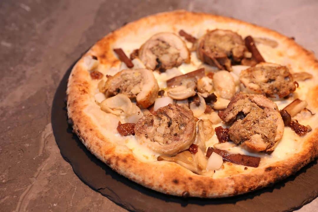 800DEGREES JAPANのインスタグラム：「* 800°DEGREES ARTISAN PIZZERIA  Our new Pizza Toppings!  『Galantine SHAMO CHICKEN』  You can choose your favorite base and toppings！  Click link to see full menu!  #800degreesjapan」