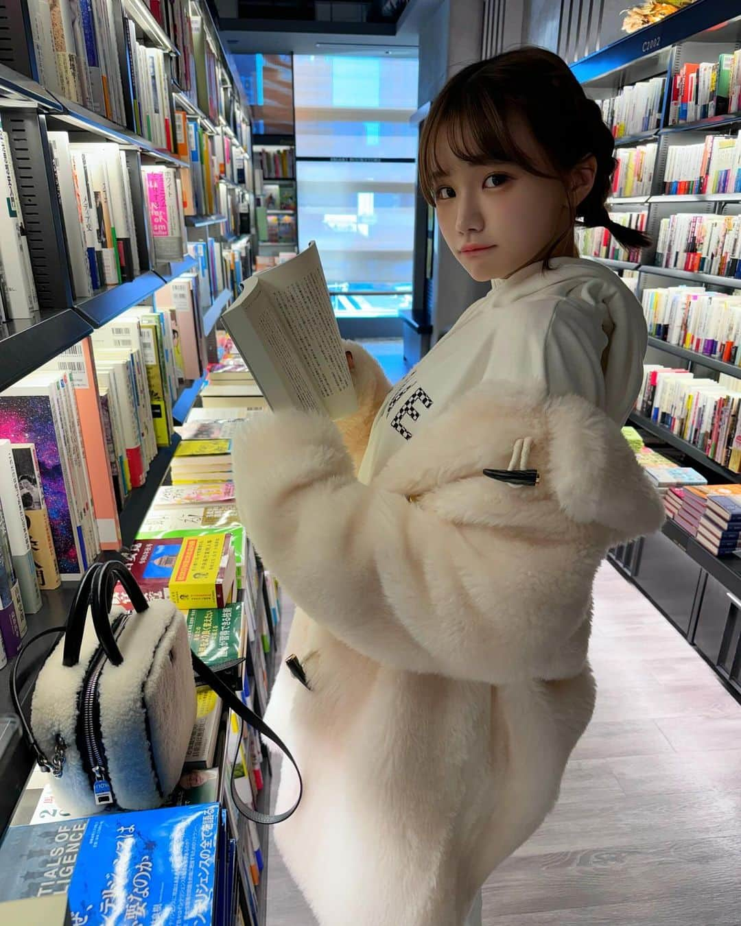 みもれもんのインスタグラム：「If there is a book that everyone would recommend, please let me know.？？💓📖  この寒さは・・・ついに・・❣️ 冬到来ですね＼(^^)／⛄️🍋 寒すぎレモン〜〜〜🍋！！  みんな、風邪ひかないように気をつけてね💓  麻布台ヒルズには広〜〜い本屋さんがありました📖 みんながおすすめの一冊があれば教えてください🍋  #麻布台ヒルズ #日本 #六本木 #azabu #みもれもん #mimolemon #cosplayer #ootd #本屋さん」