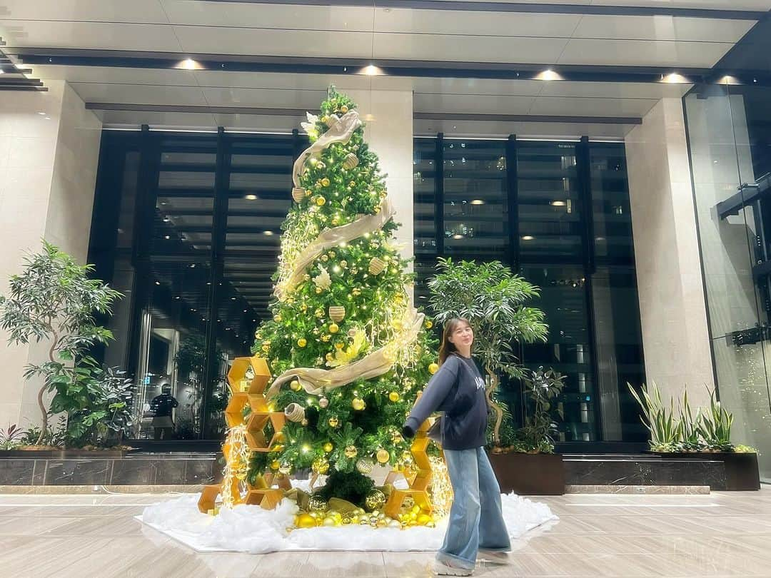 田中理恵さんのインスタグラム写真 - (田中理恵Instagram)「すっごく素敵なクリスマスツリー🎄 見つけたっ❤️❤️❤️ クリスマスまであと少しだぁ🎁 頑張ろっ🤣🎄😆  お母さんお父さん頑張ろっ！😆」12月15日 11時14分 - riiiiiie611