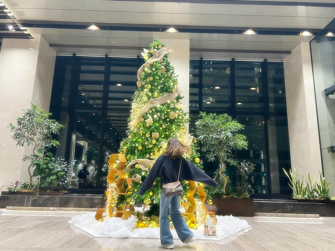 田中理恵さんのインスタグラム写真 - (田中理恵Instagram)「すっごく素敵なクリスマスツリー🎄 見つけたっ❤️❤️❤️ クリスマスまであと少しだぁ🎁 頑張ろっ🤣🎄😆  お母さんお父さん頑張ろっ！😆」12月15日 11時14分 - riiiiiie611