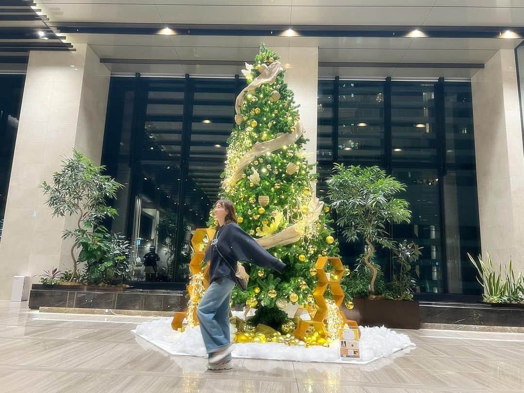 田中理恵さんのインスタグラム写真 - (田中理恵Instagram)「すっごく素敵なクリスマスツリー🎄 見つけたっ❤️❤️❤️ クリスマスまであと少しだぁ🎁 頑張ろっ🤣🎄😆  お母さんお父さん頑張ろっ！😆」12月15日 11時14分 - riiiiiie611