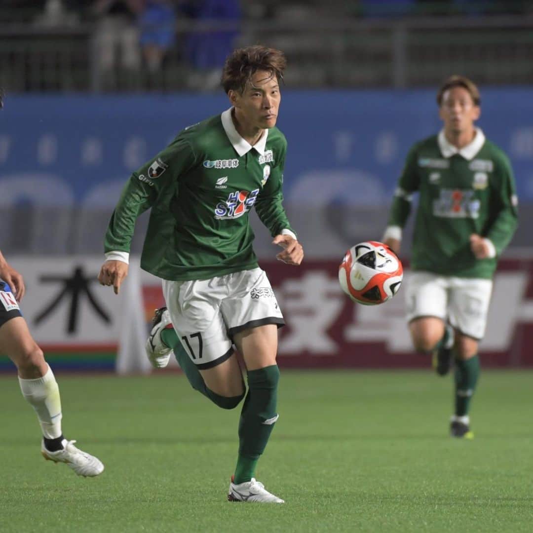 ＦＣ岐阜さんのインスタグラム写真 - (ＦＣ岐阜Instagram)「. 【藤谷匠選手、栃木SCへ完全移籍のお知らせ】  2018年に神戸学院大学から加入して6シーズン。 毎年多くの選手が入れ替わる中で、岐阜に残り、最古参選手としてずっと共に戦い続けてくれました。 J2での熾烈な降格争い、そしてJ3降格。J2に戻るための厳しい戦い。この6年の中で苦しいことやうまくいかないことのほうが多くあったと思います。 でも、どんな時も弱音を吐かず、体を張り続け、ディフェンスとして岐阜のゴールを守り続けてくれました。  思い返すと、加入初年度は出番がなく、もがき苦しんだシーズンだったと思います。 全体練習後も居残りでディフェンスのトレーニングをし、出場機会を求めて必死に練習を重ねる姿を覚えています。 そして迎えた2019年。14節のアウェイ、ジェフ千葉戦で待望のJリーグデビュー。大量点を取られる苦しい展開の中で出場すると、持ち前のスピードで攻守に貢献。出場を目指して続けた努力が報われた瞬間にとても嬉しくなりました。 そこから最終的に19試合に出場。その後も毎シーズン、監督が変わる中でもコンスタントに出場を続け、今年の今治戦でJリーグ通算100試合出場を達成。 FC岐阜で積み上げた100という偉大な数字。 日々流した汗と努力の結晶だと思います。  今年のアウェイ讃岐戦で、4連敗と苦しんでいたチームを救うゴールを決めた後、みんなを手招きしてサポーターの元に駆け寄っていく姿。 きっとみんなが忘れることのない、タクミを象徴するシーンだったと思います。  だからこそ、栃木への移籍もすごく思い悩んだ中での決断だったと思います。 来シーズン共に戦えないことは本当に寂しいけれど、栃木でも持ち前のスピードや身体能力でさらに大きく飛躍していくことを願っています。  6年間、どんな時もFC岐阜の勝利のためにプレーしてくれて本当にありがとう。 岐阜からみんなが応援しています！ ありがとう、そして頑張れタクミ！  #藤谷匠 #fcgifu #FC岐阜」12月15日 11時20分 - fcgifu